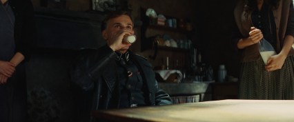 Hans_Landa_drinks_milk